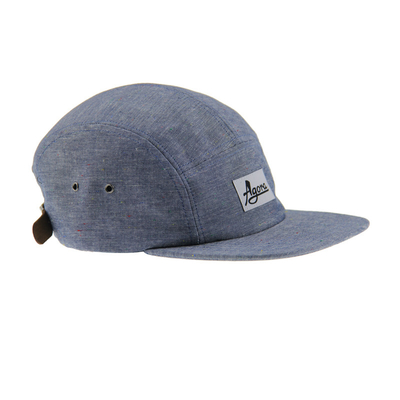 Chapeau de camping en denim à cinq panneaux avec étiquette tissée à l'avant et courroie en cuir