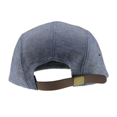 Chapeau de camping en denim à cinq panneaux avec étiquette tissée à l'avant et courroie en cuir
