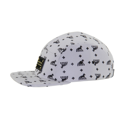 Chapeau de camp imprimé en PU à 5 panneaux avec logo de badge métallique et sangle en cuir