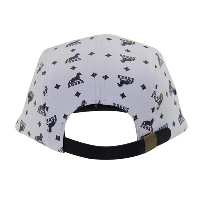 Chapeau de camp imprimé en PU à 5 panneaux avec logo de badge métallique et sangle en cuir