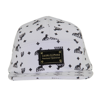 Chapeau de camp imprimé en PU à 5 panneaux avec logo de badge métallique et sangle en cuir