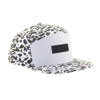 Fashion Allover Imprimez des casquettes de camping à 5 panneaux avec un patch en cuir en relief sur le devant