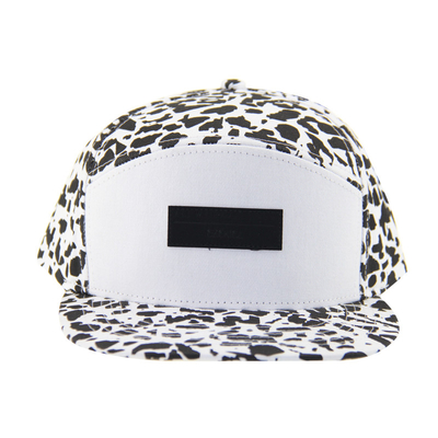 Fashion Allover Imprimez des casquettes de camping à 5 panneaux avec un patch en cuir en relief sur le devant