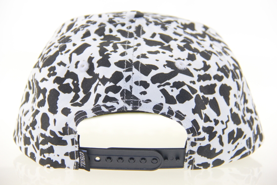 Fashion Allover Imprimez des casquettes de camping à 5 panneaux avec un patch en cuir en relief sur le devant