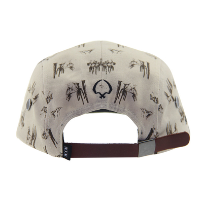 Des casquettes de camping à 5 panneaux avec couronne d'impression par sublimation et bande de cuir