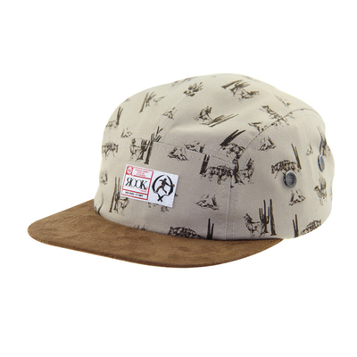 Des casquettes de camping à 5 panneaux avec couronne d'impression par sublimation et bande de cuir
