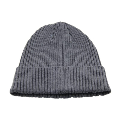 Chapeau à bonnet gris tricoté et menotté avec logo en cuir