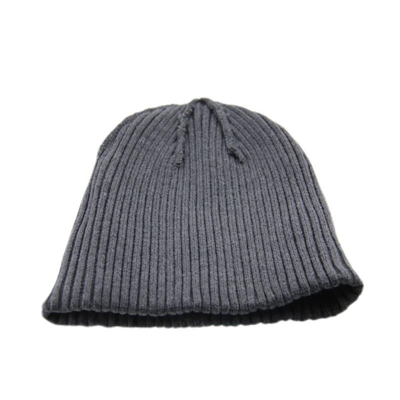 Chapeau à bonnet gris tricoté et menotté avec logo en cuir