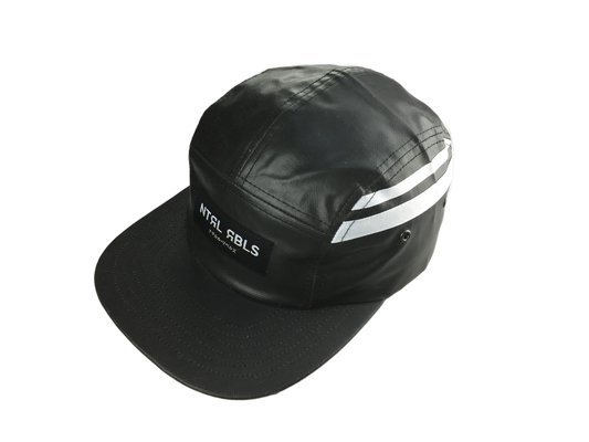 Des casquettes de camping à la mode à 5 panneaux avec une visière PU plate et un logo d'étiquette tissé