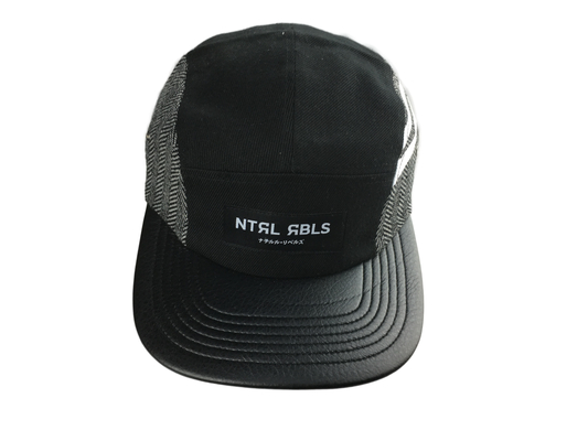 Des casquettes de camping à la mode à 5 panneaux avec une visière PU plate et un logo d'étiquette tissé