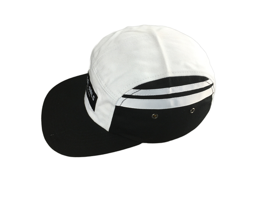 Des casquettes de camping à la mode à 5 panneaux avec une visière PU plate et un logo d'étiquette tissé