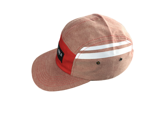 Des casquettes de camping à la mode à 5 panneaux avec une visière PU plate et un logo d'étiquette tissé