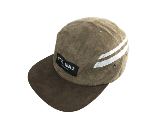 Des casquettes de camping à la mode à 5 panneaux avec une visière PU plate et un logo d'étiquette tissé