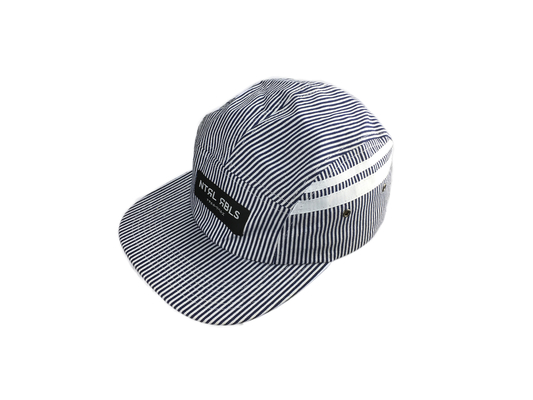 Des casquettes de camping à la mode à 5 panneaux avec une visière PU plate et un logo d'étiquette tissé