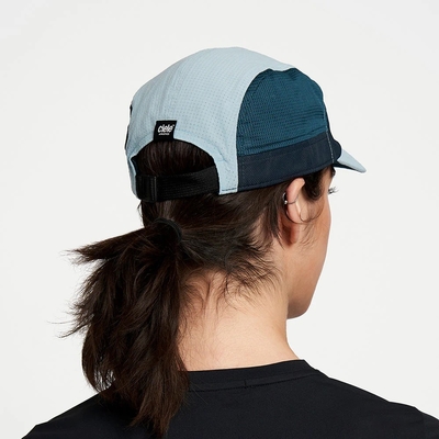 Des casquettes de camping à 5 panneaux avec couronne d'impression par sublimation et bande de cuir