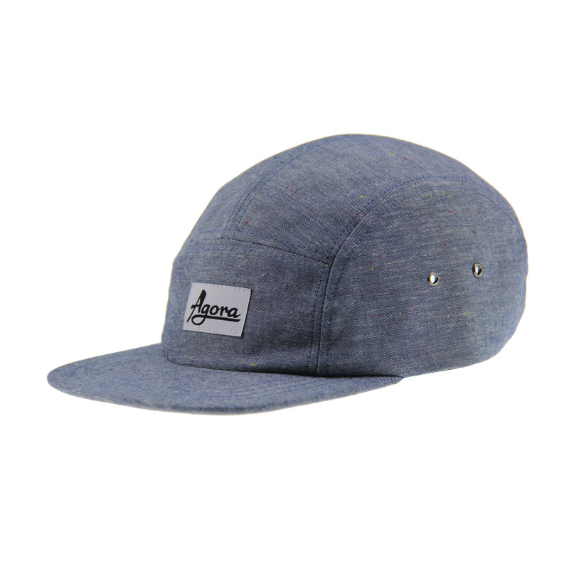Chapeau de camping en denim à cinq panneaux avec étiquette tissée à l'avant et courroie en cuir