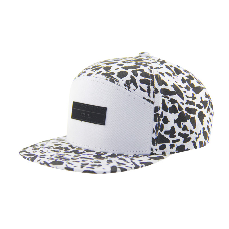 Fashion Allover Imprimez des casquettes de camping à 5 panneaux avec un patch en cuir en relief sur le devant