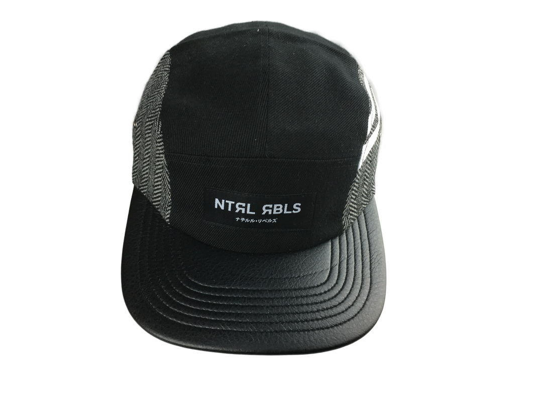 Des casquettes de camping à la mode à 5 panneaux avec une visière PU plate et un logo d'étiquette tissé